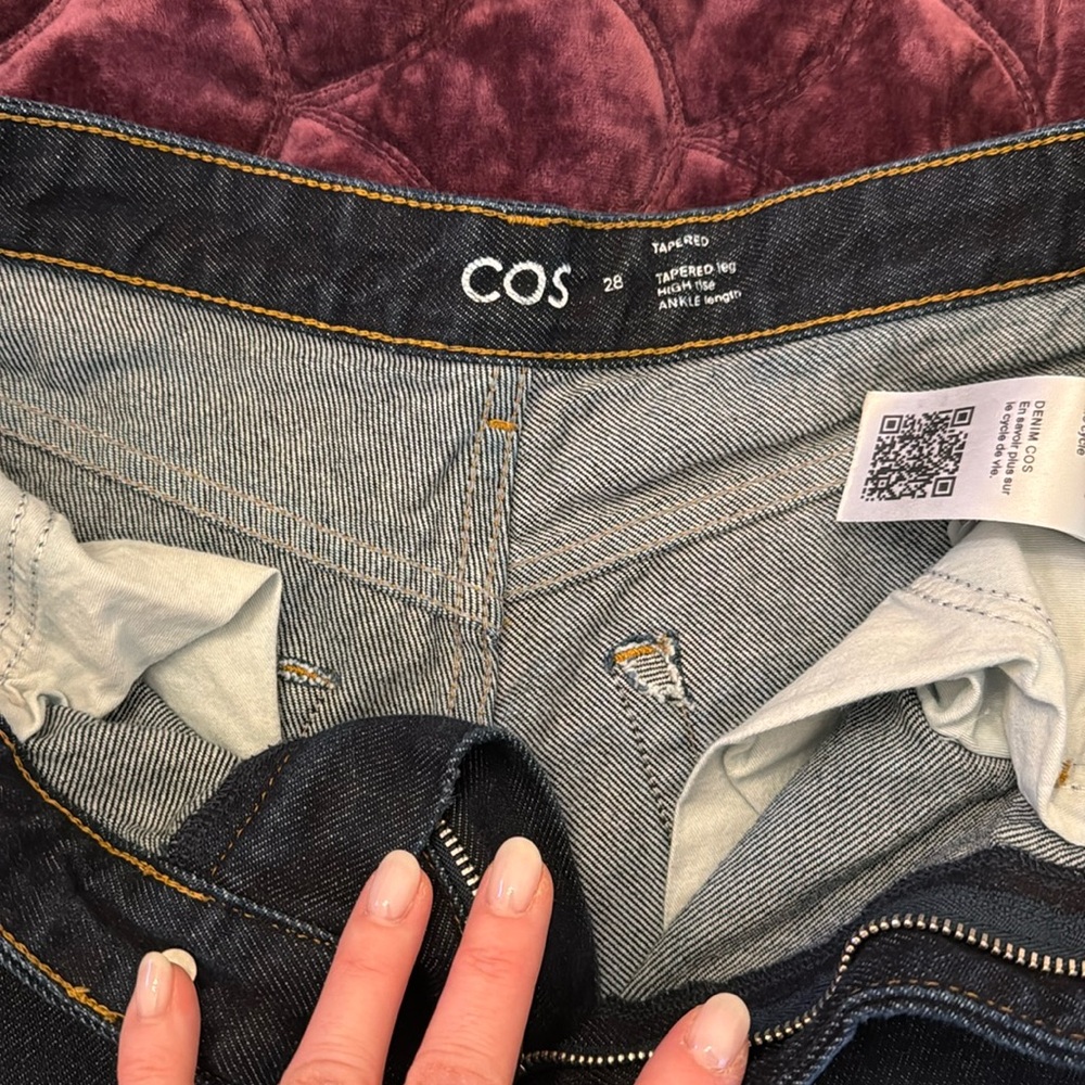 COS Tapered LEG size 28
HIGHRISE ANKLE JEAN